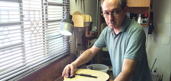 Acervo digitaliza revista Violão Intercâmbio 26, que destaca o universo dos luthiers na década de 1990